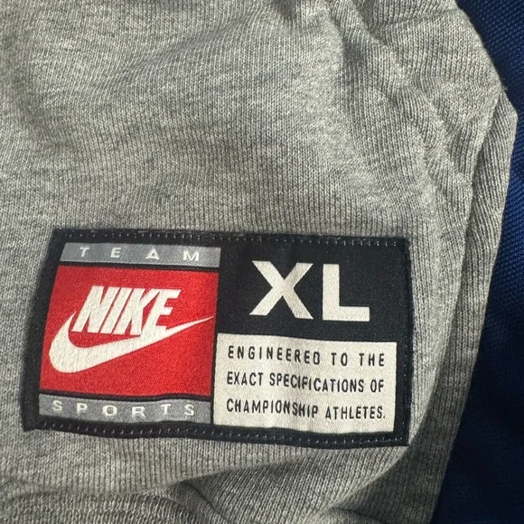 Nike Sweatshirt - Picture 9 of 9